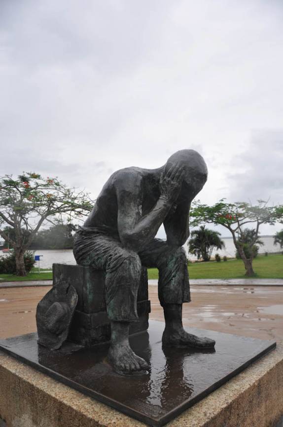 Estátua representando prisioneiro desenganado, em St. Laurent, na Guiana Francesa